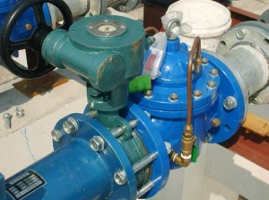 Válvulas de control hidráulico y válvulas de mariposa.